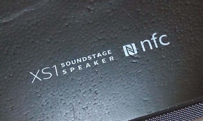 NFC-Fläche am Sounddeck: Legt man sein NFC-fähiges Smartphone am oberen rechten Rand des Sounddecks ab, verbindet es sich automatisch. 