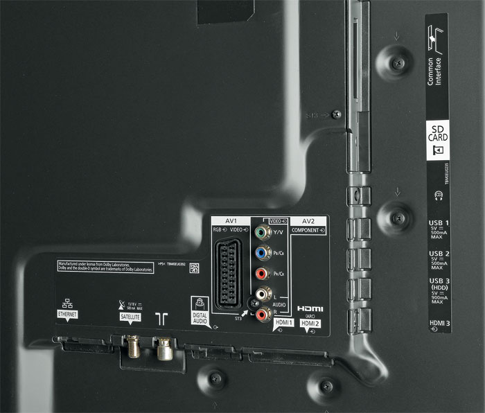 Kein Kunststoff: Die Rückseite des CRW 734 besteht aus Blech. Das Anschlussfeld ist bequem zugänglich und beherbergt sogar einen SD-Slot für den Mediaplayer.